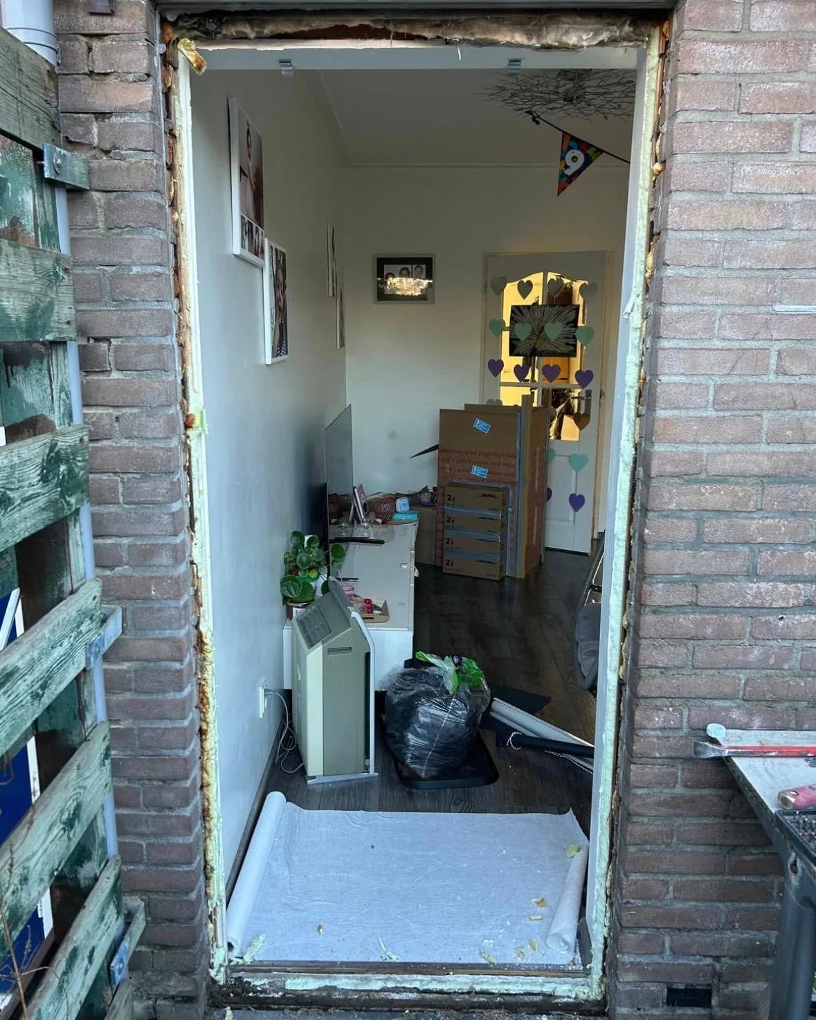Deuropening tijdens voorbereiding voor een nieuwe achterdeur