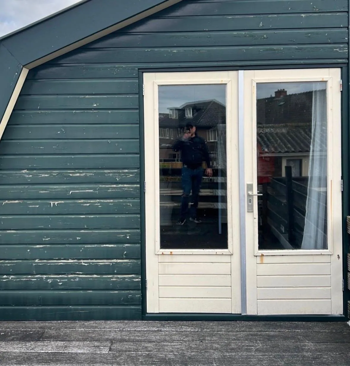 Witte dubbele deuren in een dakkapel voor vervanging