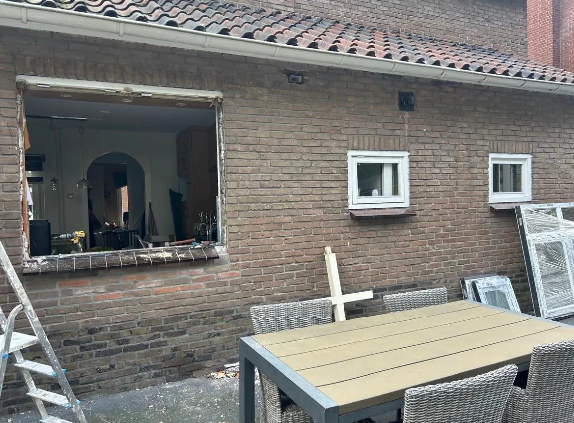 Grote raamopening tijdens montage van nieuwe ramen