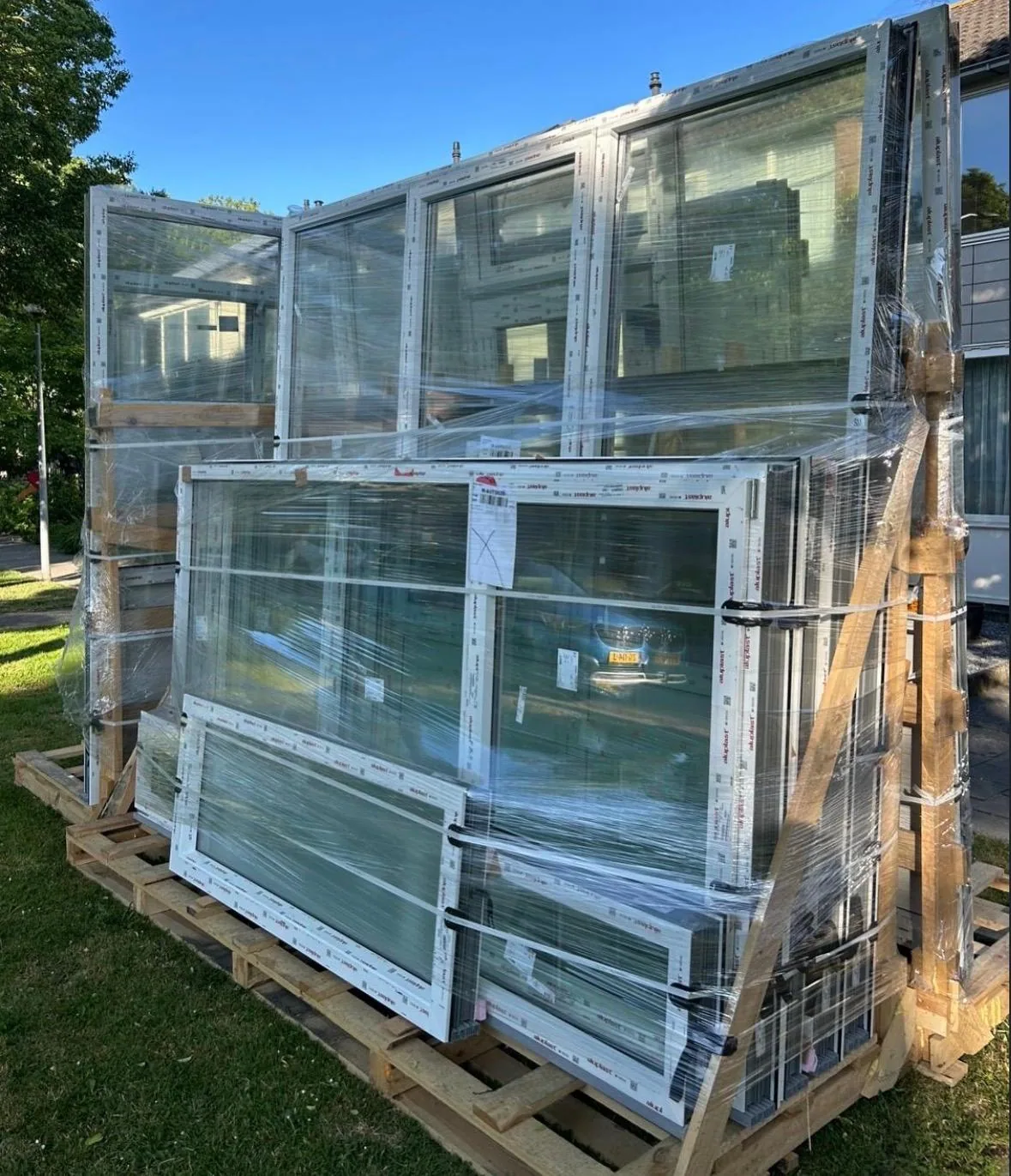 Levering met nieuwe ramen en deuren klaar voor montage
