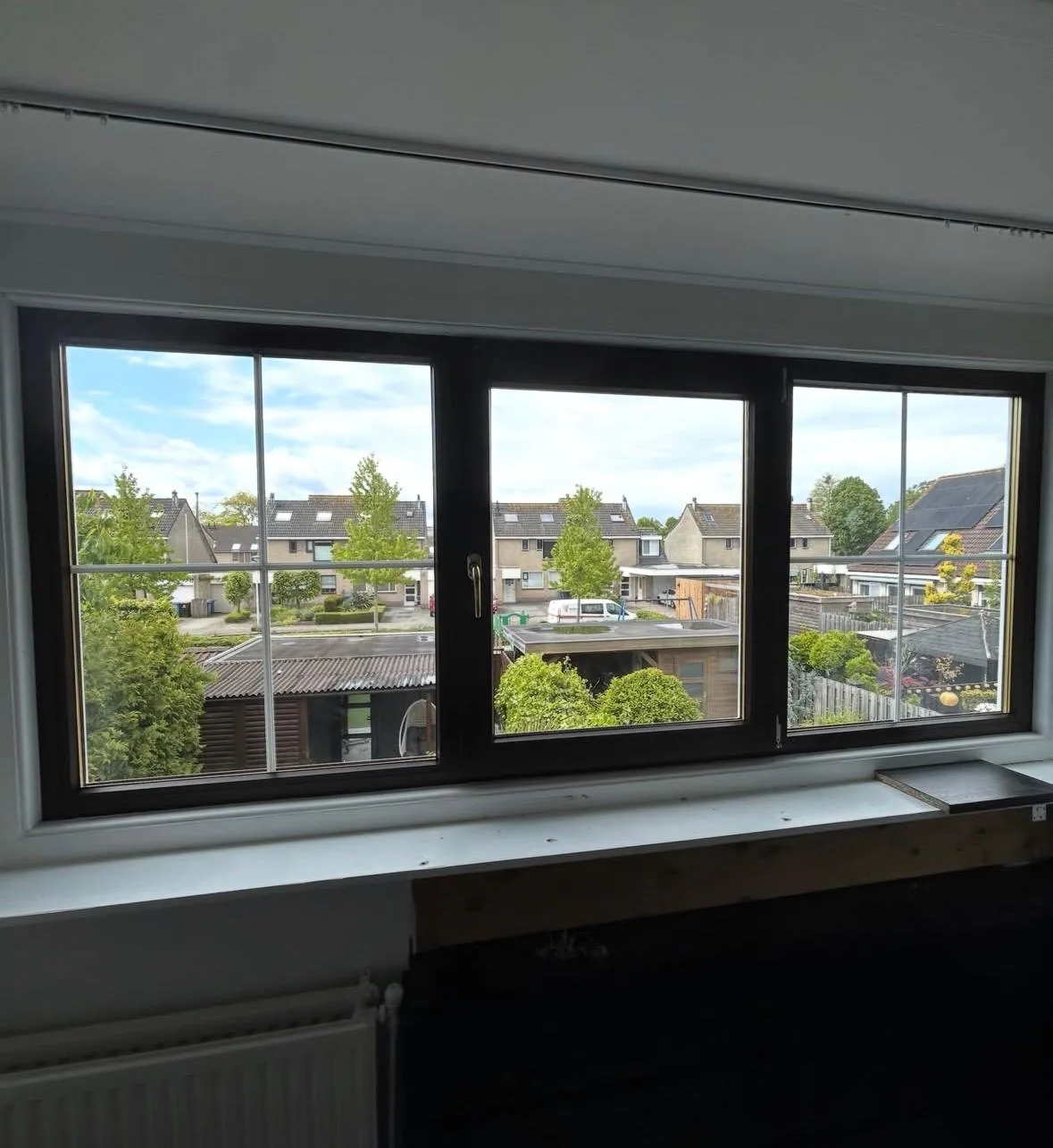Breed antraciet panoramaraam vanuit de binnenzijde