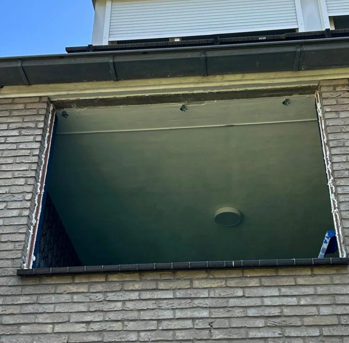 Raamopening tijdens voorbereiding voor nieuw raam