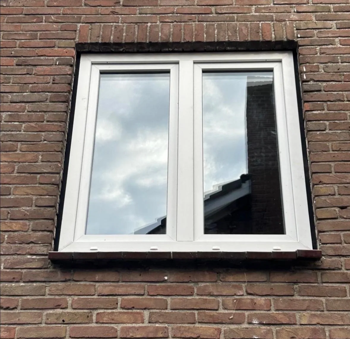 Wit raam met twee draaikiepdelen na plaatsing