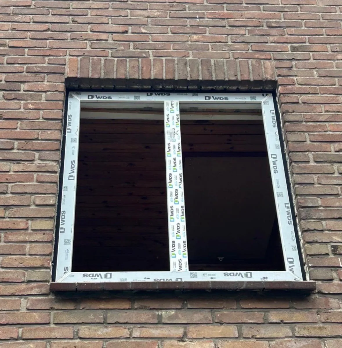 Wit WDS raamprofiel tijdens montage