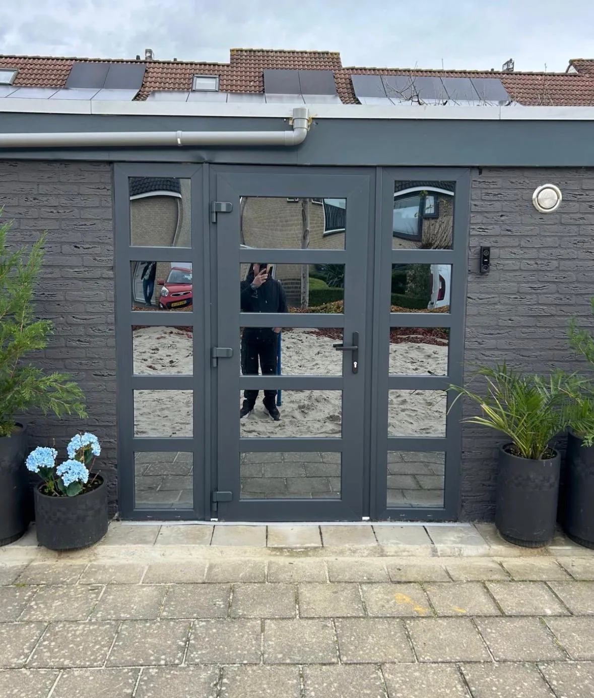 Antraciete tuindeuren met zijlichten na plaatsing