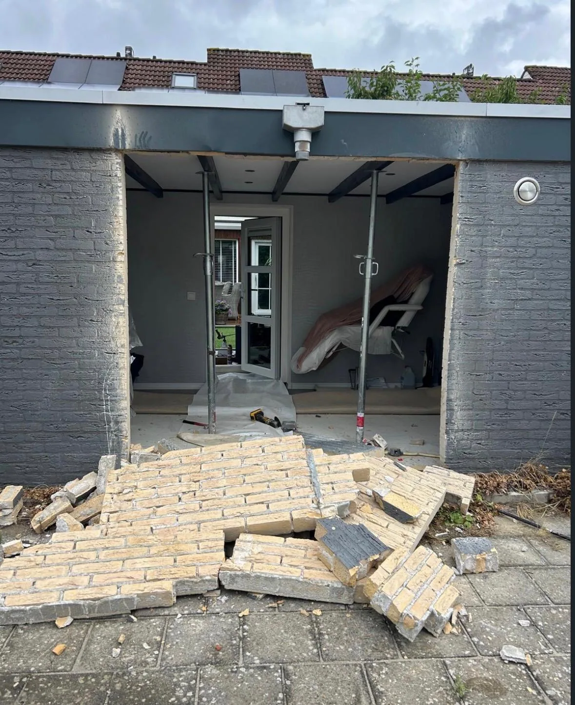 Gevelopening tijdens voorbereiding voor nieuwe tuindeuren