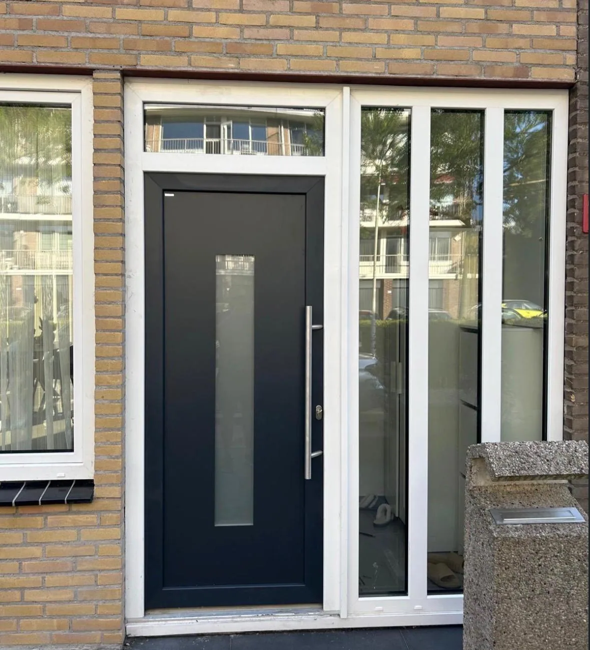 Antraciete voordeur met bovenlicht en zijlicht na plaatsing