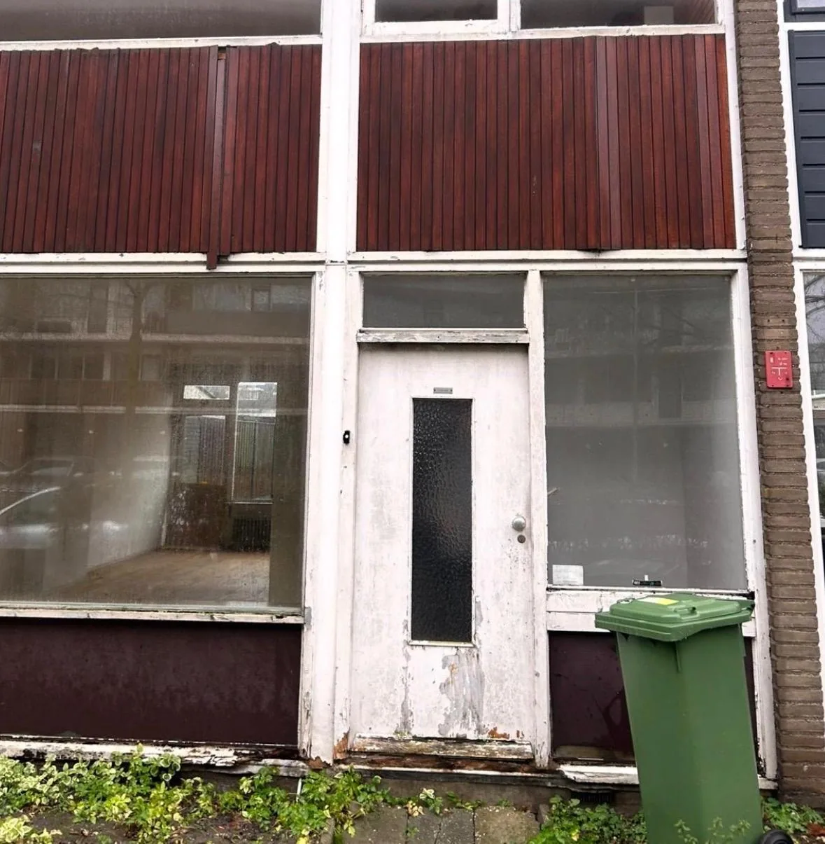 Oude voordeur en raampartij voor vervanging